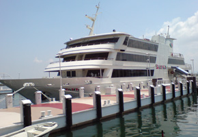会場となった琵琶湖の大型船「ビアンカ」